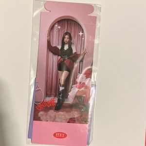 Itzy Yeji Standing card